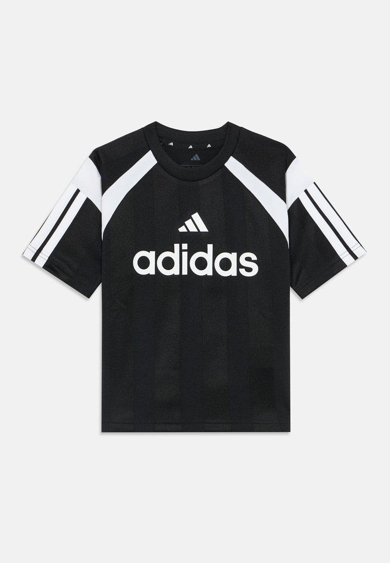 Μαύρο αθλητικό μπλουζάκι Adidas με λευκό λογότυπο και τρεις λευκές ρίγες σε κάθε μανίκι και διαγώνιες λευκές πινελιές κοντά στους ώμους.