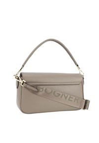 Beige læder håndtaske med en strømlinet form, der har et top håndtag og en aftagelig rem med "BOGNER" trykt på. Guld hardware accenter.