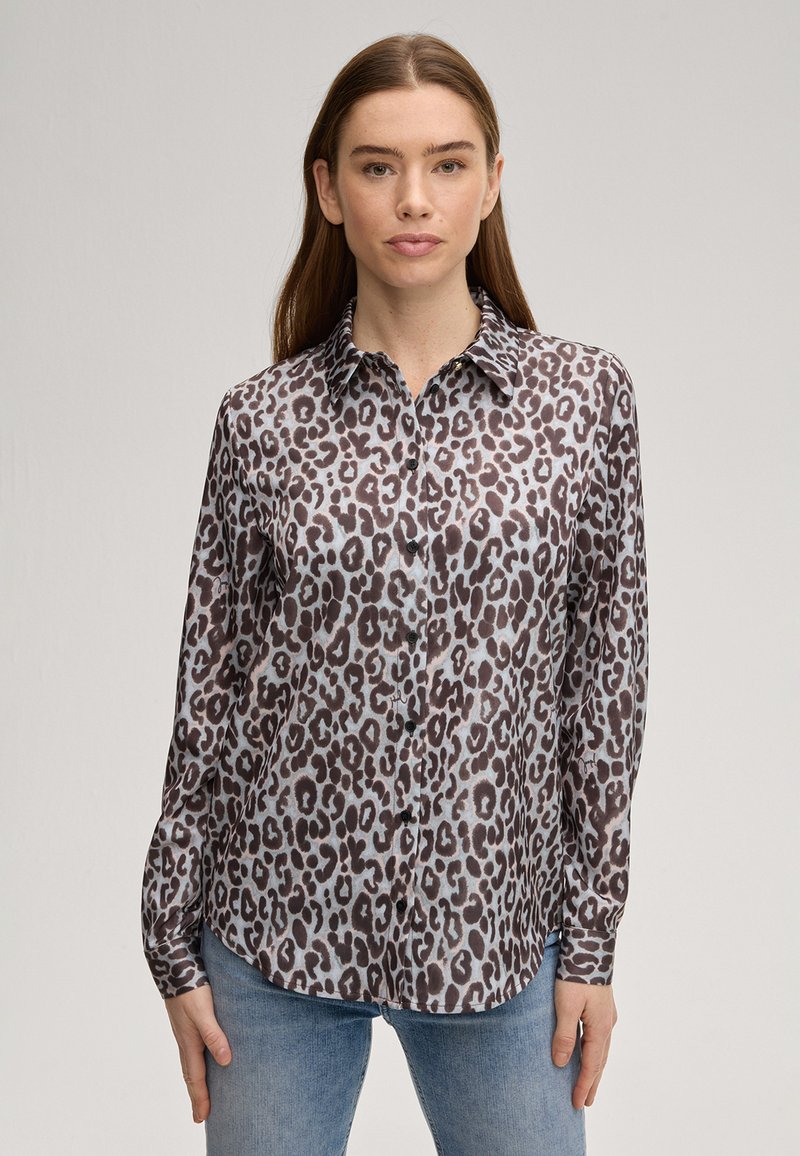 Langärmliges Hemd aus seidigem Stoff mit grauem und braunem Leopardenmuster, Kragen und Knopfleiste vorne.