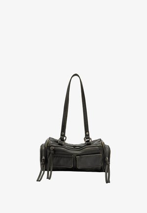 Czarna skórzana torba na ramię z dwoma górnymi rączkami, zamkami błyskawicznymi i przednimi kieszeniami. Charakteryzuje się teksturowanym wykończeniem i kontrastującym przeszyciem.