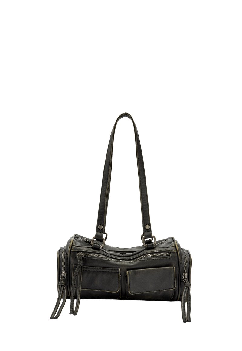 Czarna skórzana torba na ramię z dwoma górnymi rączkami, zamkami błyskawicznymi i przednimi kieszeniami. Charakteryzuje się teksturowanym wykończeniem i kontrastującym przeszyciem.