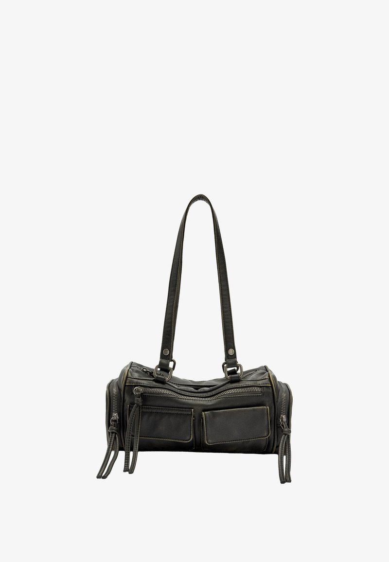 Czarna skórzana torba na ramię z dwoma górnymi rączkami, zamkami błyskawicznymi i przednimi kieszeniami. Charakteryzuje się teksturowanym wykończeniem i kontrastującym przeszyciem.
