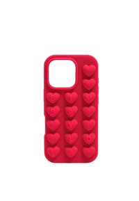 Funda de teléfono de silicona roja con formas de corazones en relieve y acentos de letras que deletrean "BAYLA". Corte cuadrado para la cámara. Diseño texturizado.