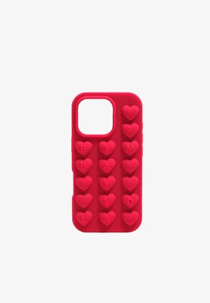 Funda de teléfono de silicona roja con formas de corazones en relieve y acentos de letras que deletrean "BAYLA". Corte cuadrado para la cámara. Diseño texturizado.