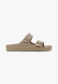 Bruine sandaal met twee banden, voorzien van verstelbare gespen, een gestructureerde voetbed en een contoured vorm met een platte rubberen zool.