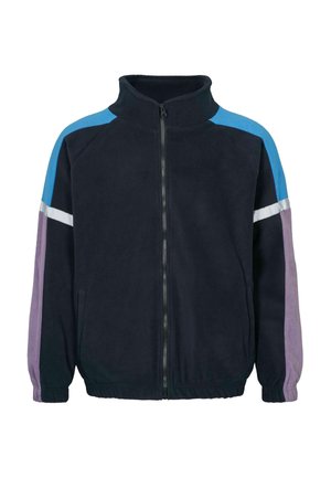 Temno modra flis jakna z zadrgo spredaj, visokim ovratnikom, modrimi rameni, belo črto in vijoličnimi rokavi z elastičnimi manšetami in spodnjim robom.