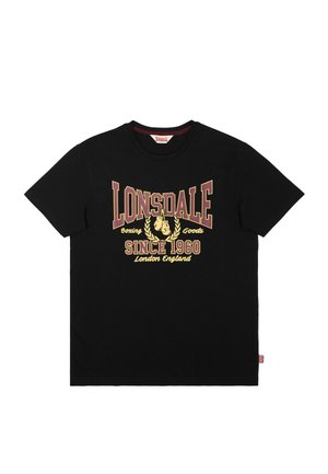T-shirt nera a maniche corte con la scritta "LONSDALE Boxing Goods Since 1960 London England" e grafica di guantoni da boxe in rosso e giallo sul davanti.
