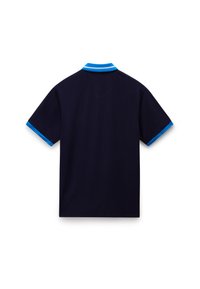 Marineblå polo-skjorte med lyseblå krage og ermeaksenter. Laget av glatt stoff, med korte ermer og et klassisk design.