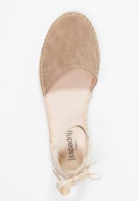 Espadrillas in suede beige con suola in iuta intrecciata, caratterizzate da un design a taglio, morbida fodera interna e un dettaglio a fiocco sulla cinghia alla caviglia.