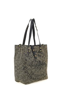 Borsa a spalla nera e dorata con un intricato motivo a spirale, corpo in tessuto e manici in pelle texturizzata. Presenta dettagli in ottone e chiusure a scatto.