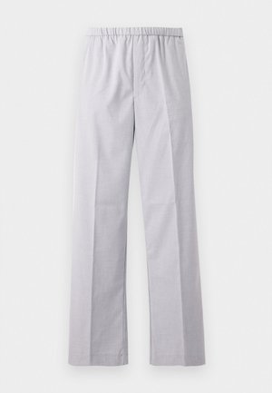 Pantaloni larghi grigi chiari con vita elastica, realizzati in un tessuto liscio e tessuto. Presentano pieghe ben stirate sulla parte anteriore.