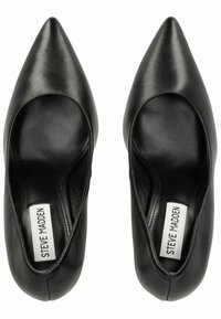 Décolleté in pelle nera con punta affusolata, texture liscia, design a bassa calzata e etichetta del marchio sulla soletta.