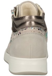 Lichtgrijze suède sneaker met metalen accenten bij de hiel. Heeft een gestructureerd patroon met iriserende details. Ronde neus en gevoerde kraag.