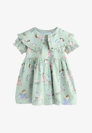 Ljusgrön barnklänning med volangkrage och volangärmar, dekorerad med illustrationer av barn som målar och ritar.