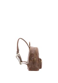 Sac à dos en cuir marron avec une texture lisse, doté d'un compartiment principal zippé, d'une poche zippée à l'avant et de bretelles réglables. Garnitures en métal doré.
