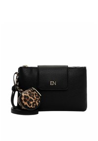 Portafoglio in pelle nera con finitura texturizzata, dotato di un logo dorato e di un sacchetto per monete rotondo staccabile con stampa leopardata. Chiusura con zip.