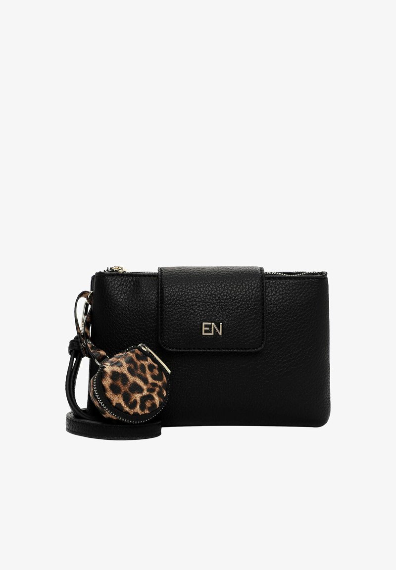 Cartera de cuero negra con un acabado texturizado, que presenta un logo dorado y un bolso de monedas redondo con estampado de leopardo desmontable. Cierre con cremallera.