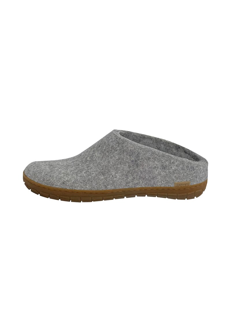 Sabot gris en feutre avec un dos bas, un dessus texturé et une semelle en caoutchouc marron. Le design est minimaliste, sans embellissements visibles.
