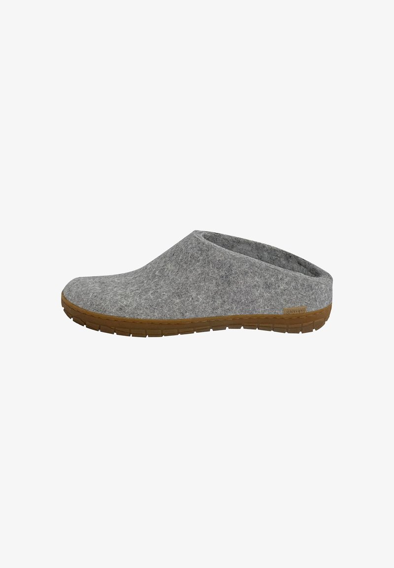 Sabot gris en feutre avec un dos bas, un dessus texturé et une semelle en caoutchouc marron. Le design est minimaliste, sans embellissements visibles.
