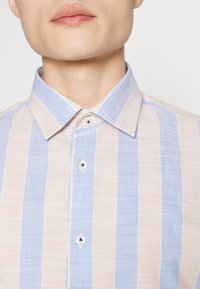 James Stripe Classic Crew in Parchment/Choco/Leset Blue Stripe