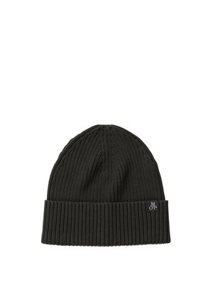 Schwarze Strickmütze mit geripptem Umschlagbündchen und kleinem rechteckigem Logoetikett an der Seite.
