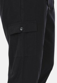 Pantaloni cargo neri con una grande tasca laterale con bottone, realizzati in tessuto resistente con una texture liscia e una cintura regolabile.