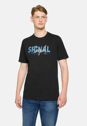 Camiseta de algodón negra con un estampado gráfico en azul y blanco que dice "SIGNAL" y "DESDE 1967". Diseño de mangas cortas y cuello redondo.