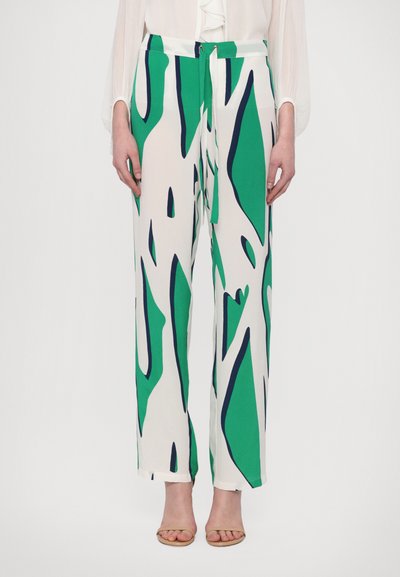 Pantalon large à motifs verts et bleus en tissu léger avec un fond blanc ; doté d'une taille nouée et d'une coupe décontractée.