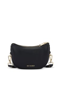 Zwarte leren crossbody tas met een ronde vorm, gouden hardware accenten, ritssluiting en gegoten merklogo op de voorkant.