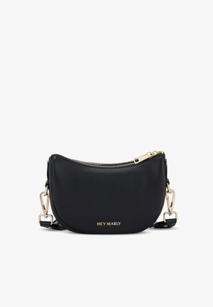 Zwarte leren crossbody tas met een ronde vorm, gouden hardware accenten, ritssluiting en gegoten merklogo op de voorkant.