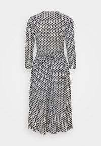 Langärmliges Kleid mit taillierter Passform, navyblau- und cremefarbenes Muschelmuster, knielang, aus weichem Stoff, mit einem Bindegürtel auf der Rückseite.