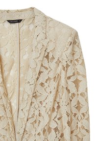 Blazer beige in pizzo con motivo floreale, con rever a punta e tessuto semitrasparente, etichetta del marchio "CALLIOPE" di taglia piccola visibile all'interno.