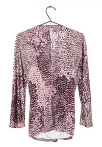 Långärmad topp i ett lätt, stretchigt material med ett abstrakt mönster i rosa och svart, med en rundad nederkant och öppen ryggdesign.