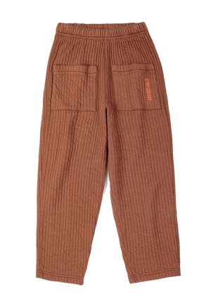 Pantalon matelassé marron avec ceinture élastique et deux poches arrière, une poche comporte un texte orange indiquant "Bobo Choses."