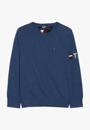 Jersey azul de manga larga con cuello redondo, con pequeño logo de la bandera Tommy Hilfiger en el pecho y la manga, puños y dobladillo acanalados.