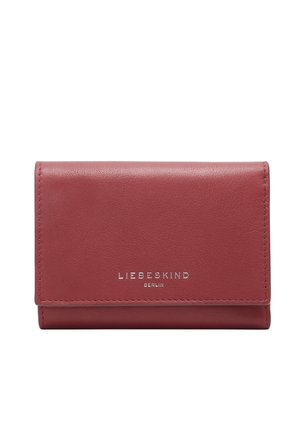Rote Lederbrieftasche mit strukturierter Oberfläche, im gefalteten Design und silberfarbenem, geprägtem Markenlogo auf der Vorderseite. Kompakte, rechteckige Form.