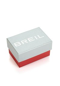 Stříbrná a červená obdélníková dárková krabička s lesklým povrchem. Na víku je výrazný bílý nápis "BREIL".