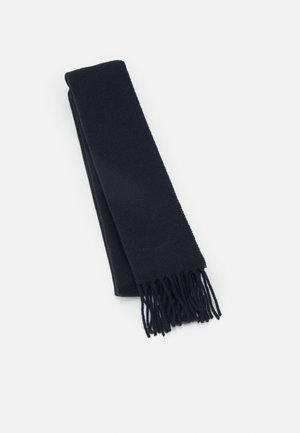 Temno modri šal iz mehkega materiala, ki ima preprost dizajn z dolgimi, tankimi resicami na enem koncu in subtilnim utisnjenim logotipom.