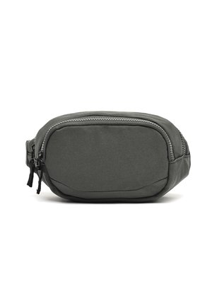 Riñonera de tela gris con textura suave, compartimentos con cremallera, forma redondeada y diseño minimalista. Correa ajustable incluida.