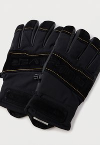 Luvas pretas com uma camada externa durável, forro interior suave, costuras amarelas e uma fita de velcro para um ajuste seguro. Palmas texturizadas para melhor aderência.