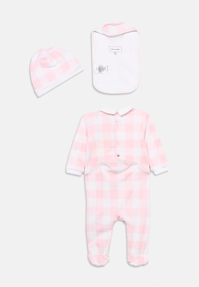 Baby-Einteiler mit rosa-weiß kariertem Muster, Kragen, passendem Hut und weißem Lätzchen mit Druckknopfverschluss und Markenlabel.