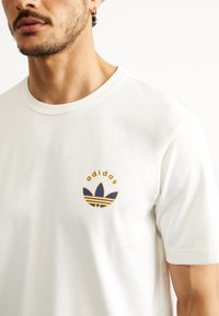 adidas Originals TEE - T-shirt estampada - off white