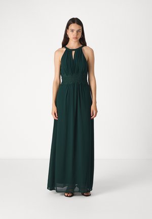 Robe maxi en vert foncé, avec un col halter, un détail en trou de serrure, une taille élastique et un tissu fluide avec une ceinture texturée.