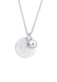 Collana d'argento con un pendente circolare testurizzato e un ciondolo sferico liscio, entrambi appesi a una sottile catena.