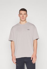 Under Armour LOGO WASH - Pamata T-krekls - tetra gray/white