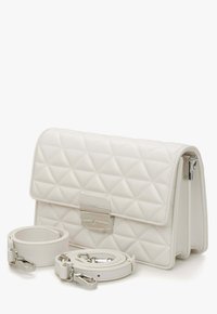 Bílá prošívaná kabelka vyrobená z syntetického materiálu, s kovovou sponou ve stříbrné barvě, strukturovaným tvarem a odnímatelnými odpovídajícími popruhy.