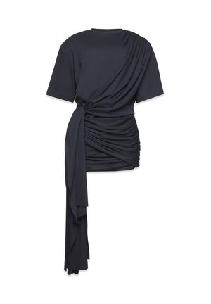Fekete, drapált, rövid ujjú felső, csavart dizájnnal és aszimmetrikus szegéllyel. Sima textúra, az egyik oldalon bélelt részletekkel.