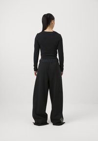 Champion EMOTIONAL DANCE WIDE LEG PANTS - Treniņtērpa apakšdaļas - black