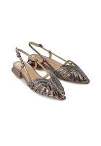 Sandały na płaskiej podeszwie w metalicznym srebrze z ostro zakończonym noskiem. Otwarta konstrukcja z ozdobnymi paskami i niskim słupkowym obcasem.
