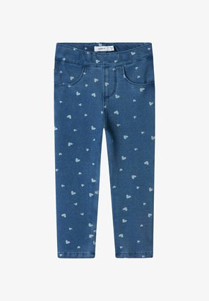 Denim legging in medium blauw met een elastische tailleband, voorzien van een patroon van kleine, lichtgrijze hartjes over de stof.